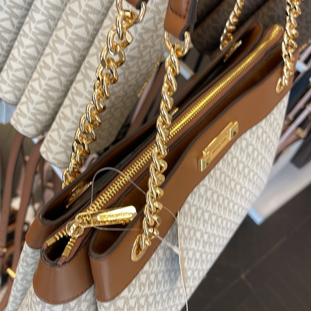 Michael Kors Whitney Medium Signature Logo Tote Bag
Vanilla
NWT - Picture 7 of 16